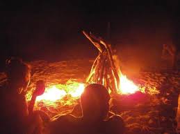 In the evening everyone heads to the beach for drinks and to sit around the bbq