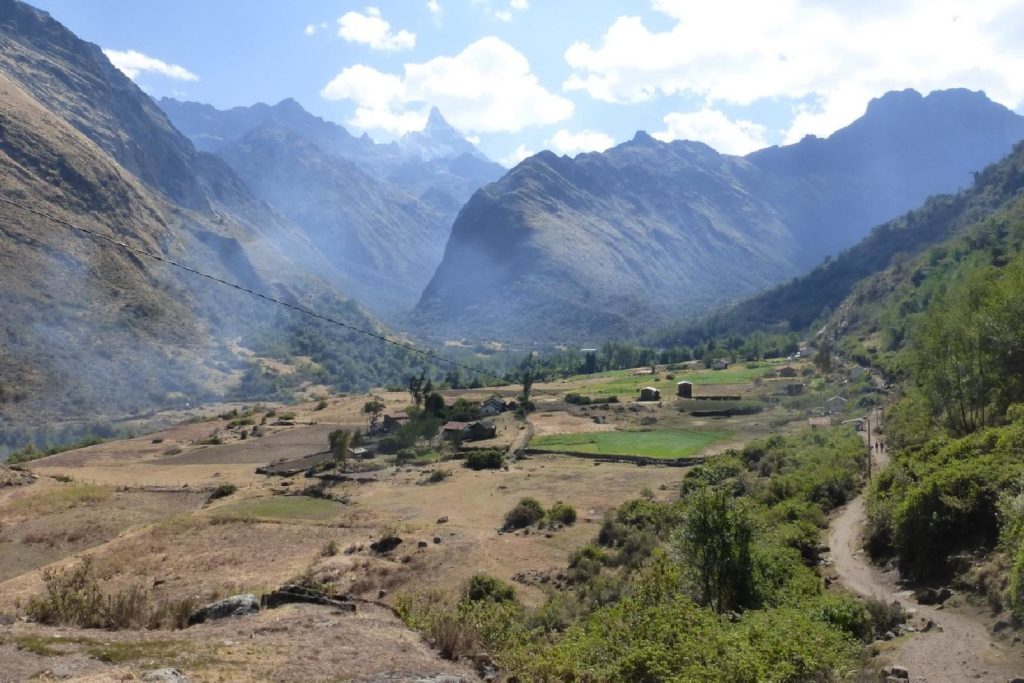 Hiking through the Huaripampa Valley is easier on the knees than the sudden climb up to the Punta Union